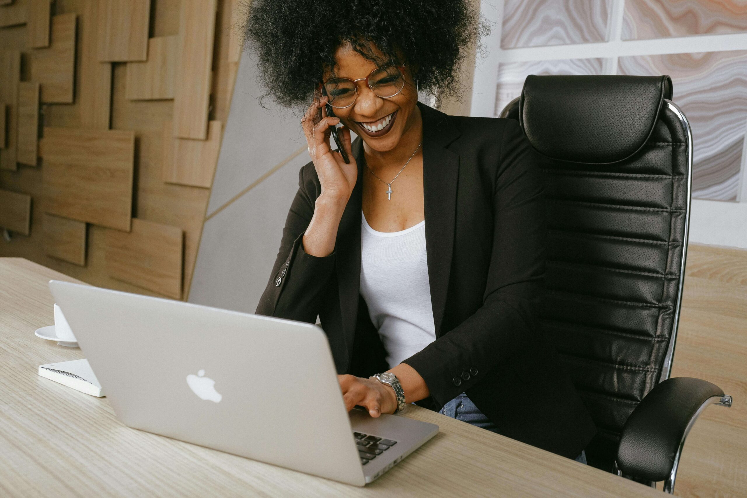 online seller talking to her customer on the phone